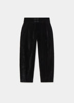 Pantalón negro de terciopelo con pinzas y caída holgada sobre modelo