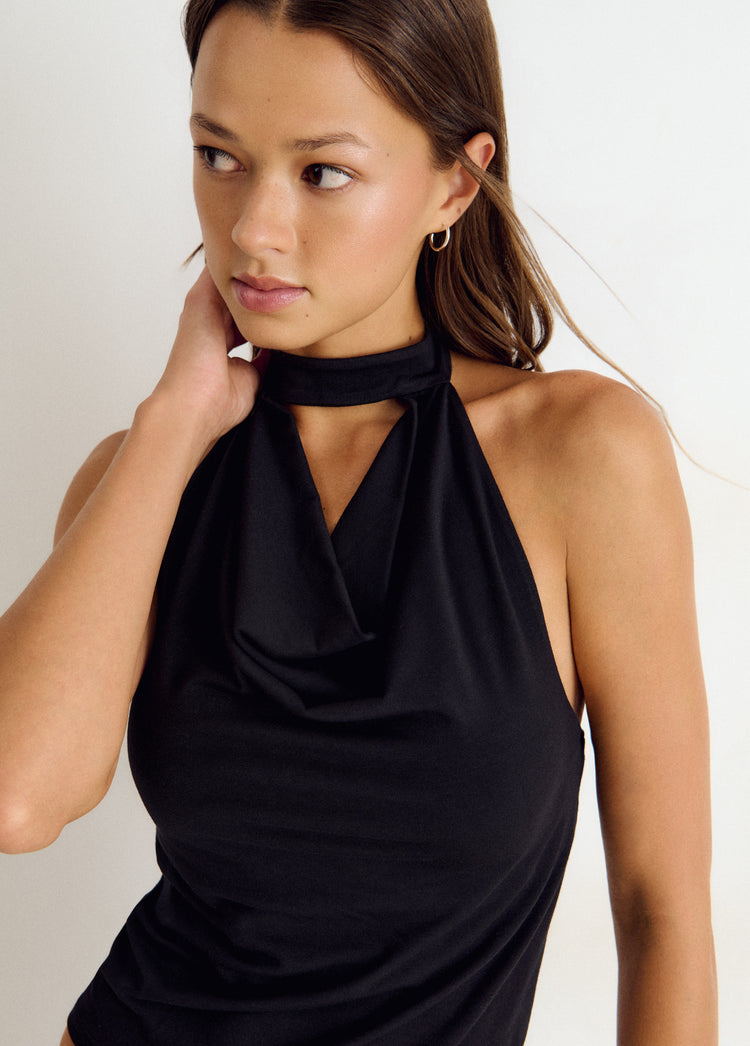 Halter-Top mit Wasserfallausschnitt und Choker-Kragen