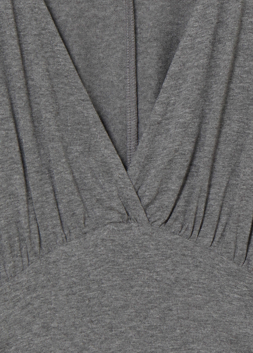 Camiseta entallada de gris vigore con escote en V y cintura ceñida vista en primer plano.