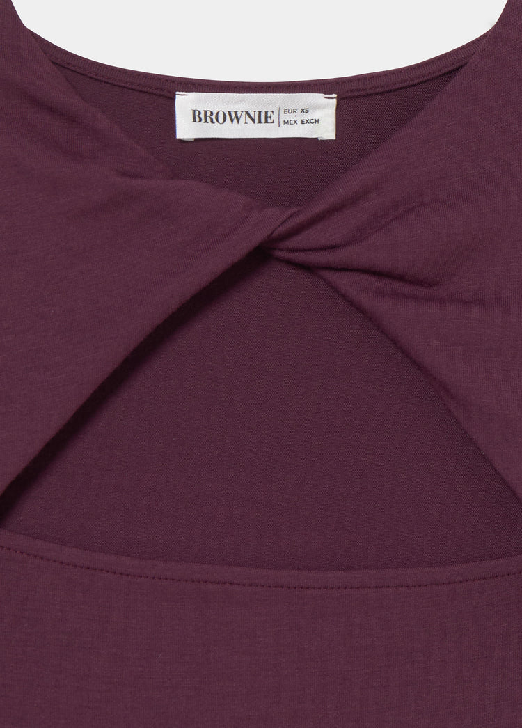 Camiseta de color granate con escote cruzado y etiqueta interior visible en el cuello