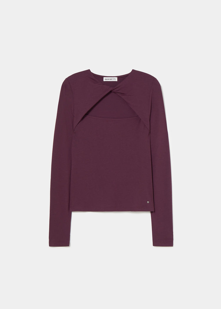 Camiseta de color granate con escote cruzado y detalle de logotipo en la manga