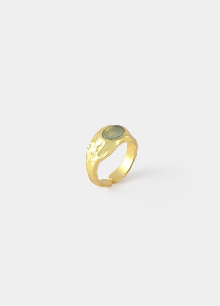 Onregelmatige ring met steen