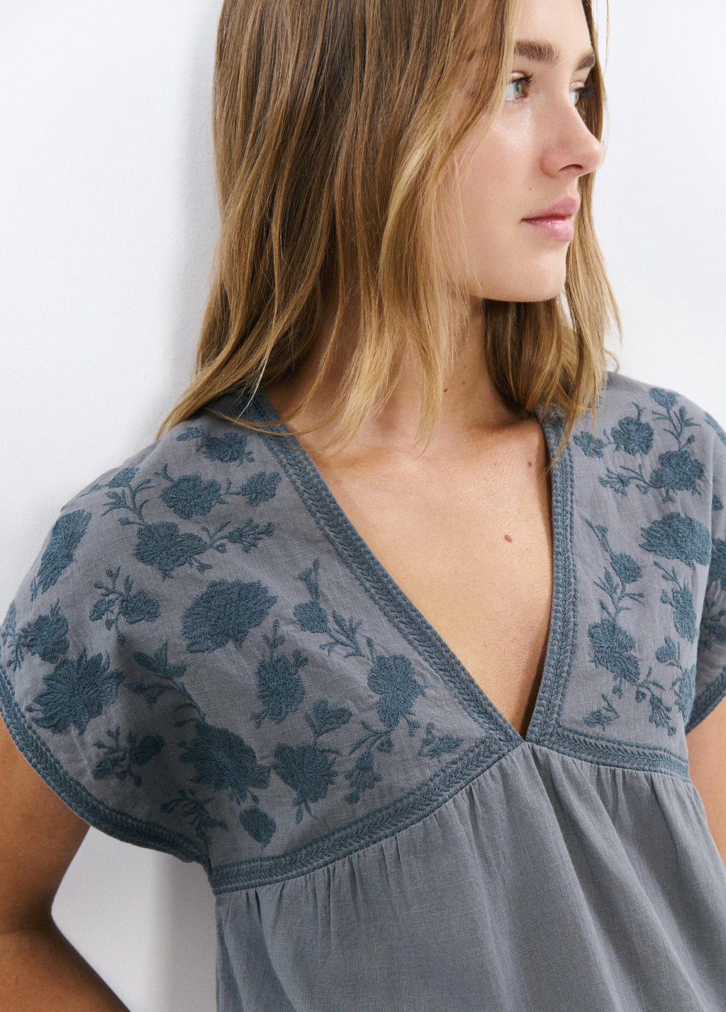 Blusa com bordados no decote