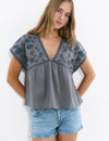 Blusa com bordados no decote