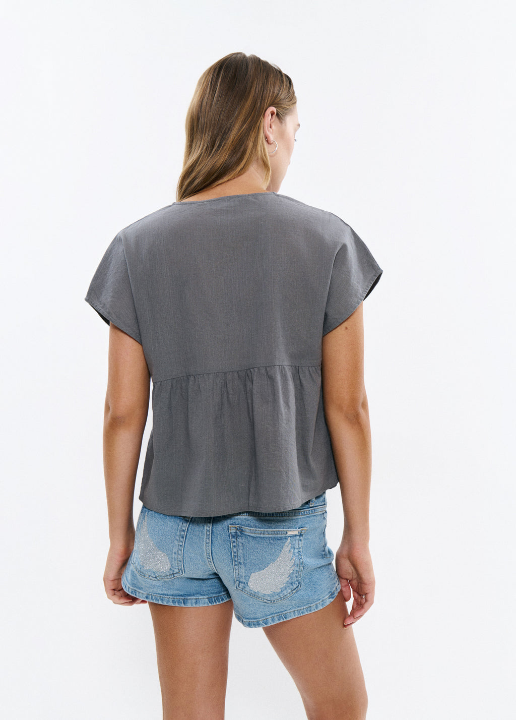 Blusa com bordados no decote