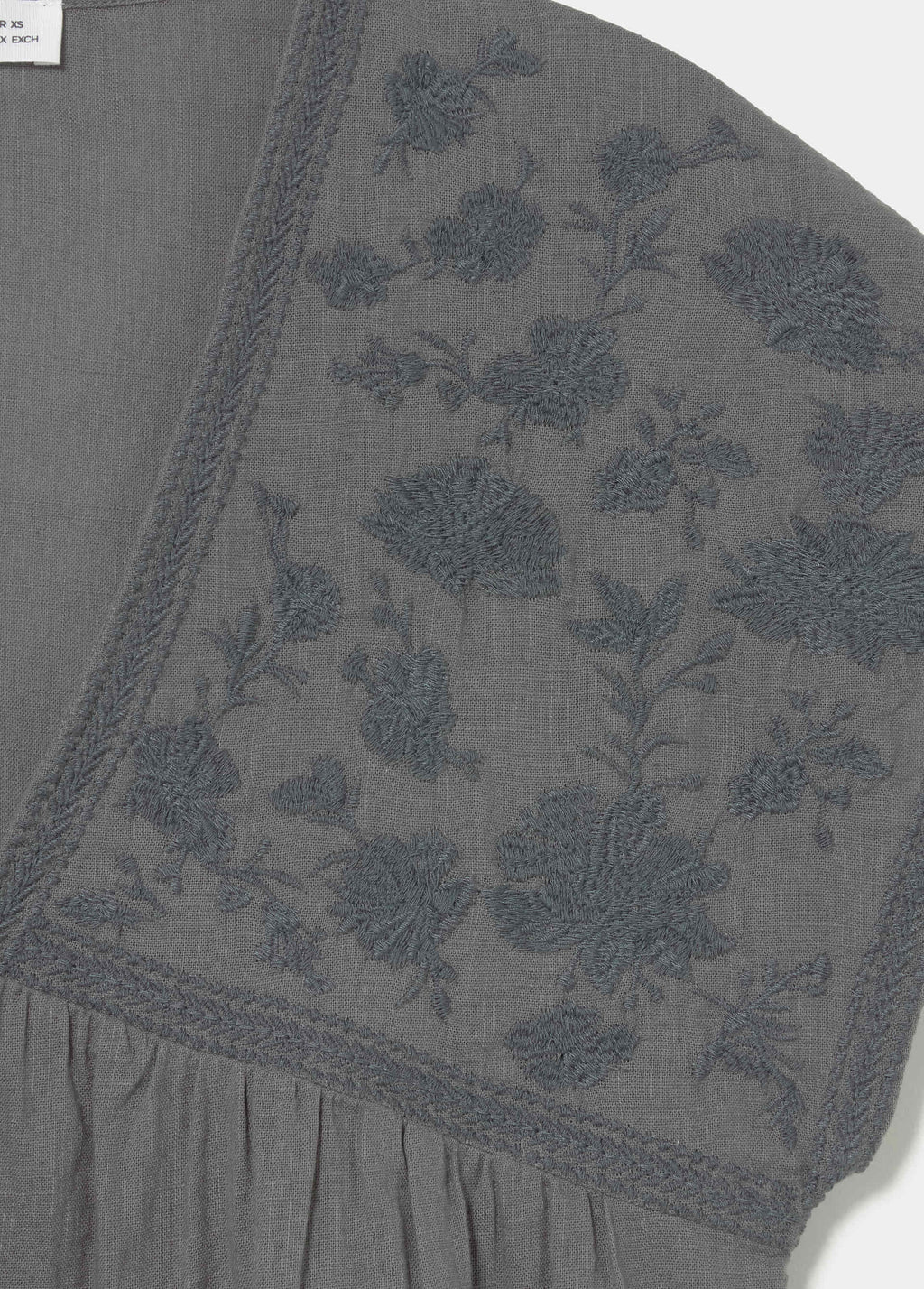 Blusa com bordados no decote