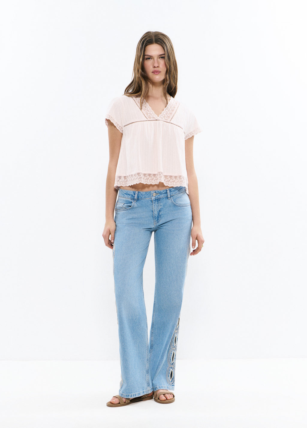 Blouse à lacets semi-transparente
