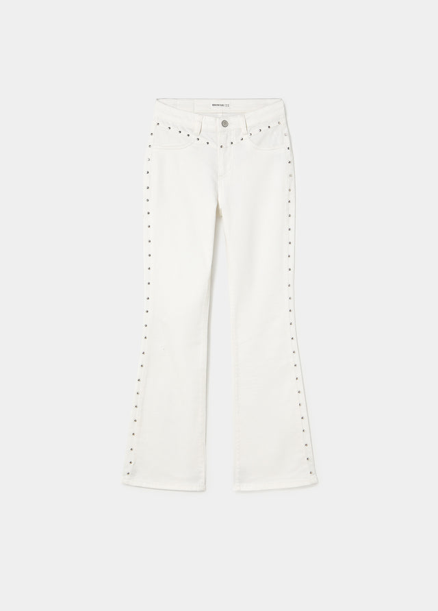 Jeans flare courts à clous