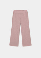 Pantalón de rayas verticales en rosa con cintura ancha y corte amplio visto de cuerpo entero
