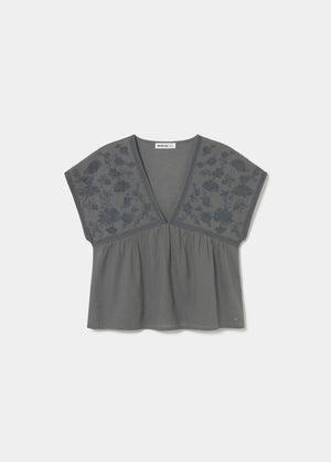 Blouse brodée à décolleté