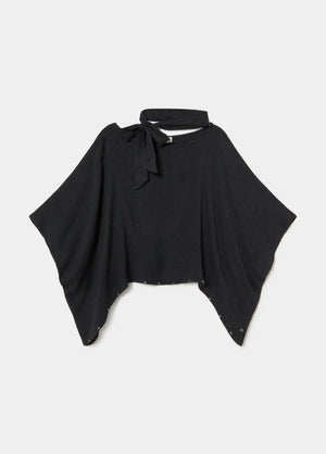 Capa com detalhe de tachas e cachecol