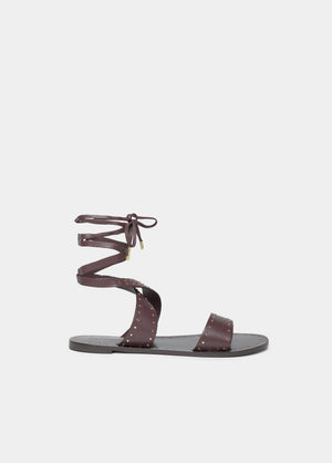 Sandália plana com tiras e tachas