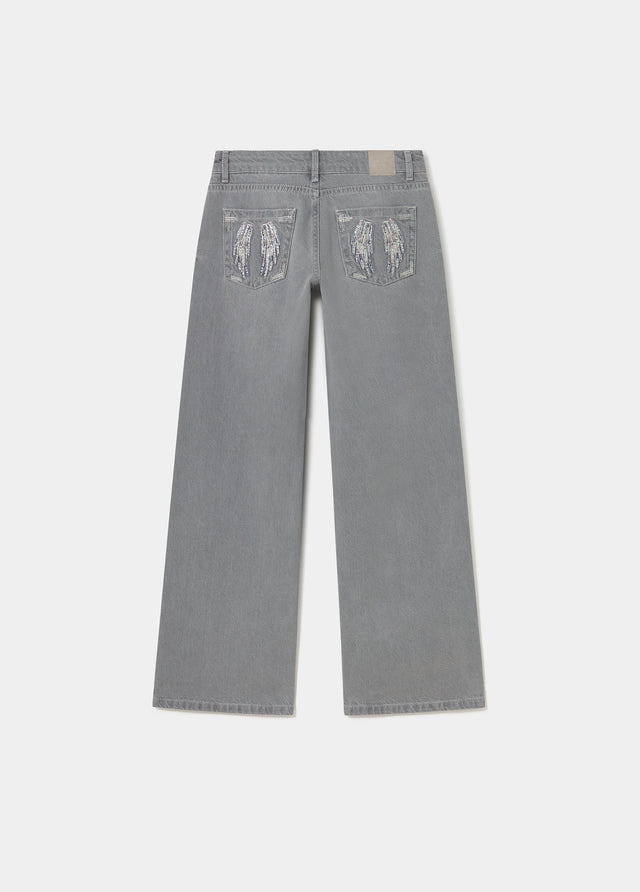 Jeans tiro bajo alas bordadas y tachas