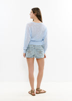Short vaquero de tiro alto en azul claro con tachas glitter
