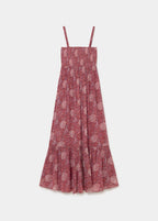 Vestido largo de tirantes finos en tono rosado con estampado floral, luciendo caída fluida y falda vaporosa