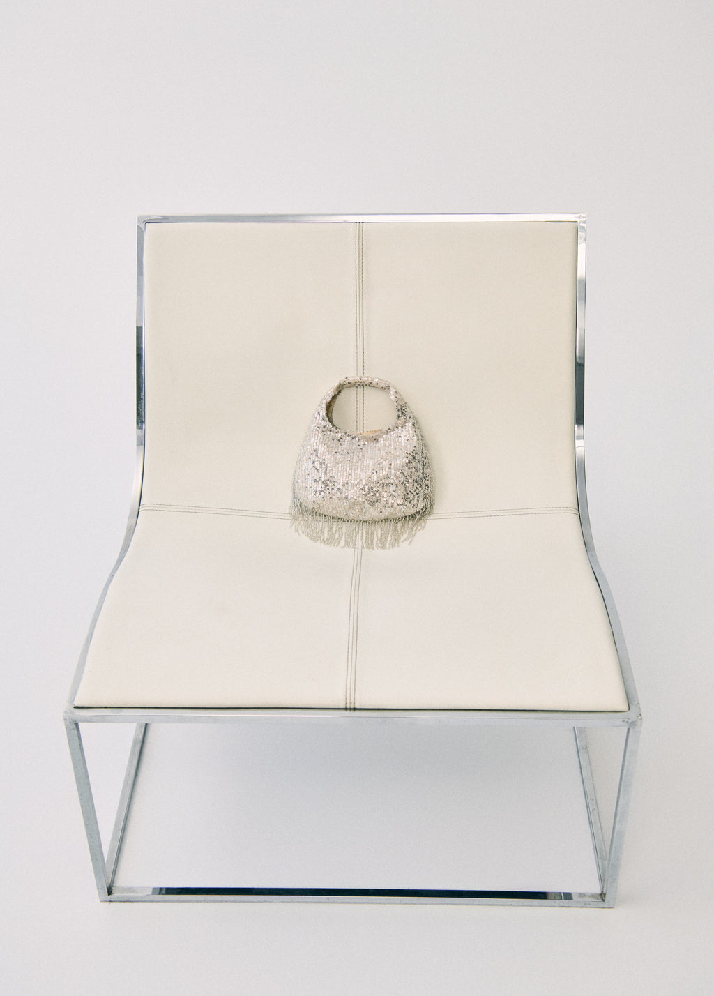 Mala com corrente e lantejoulas