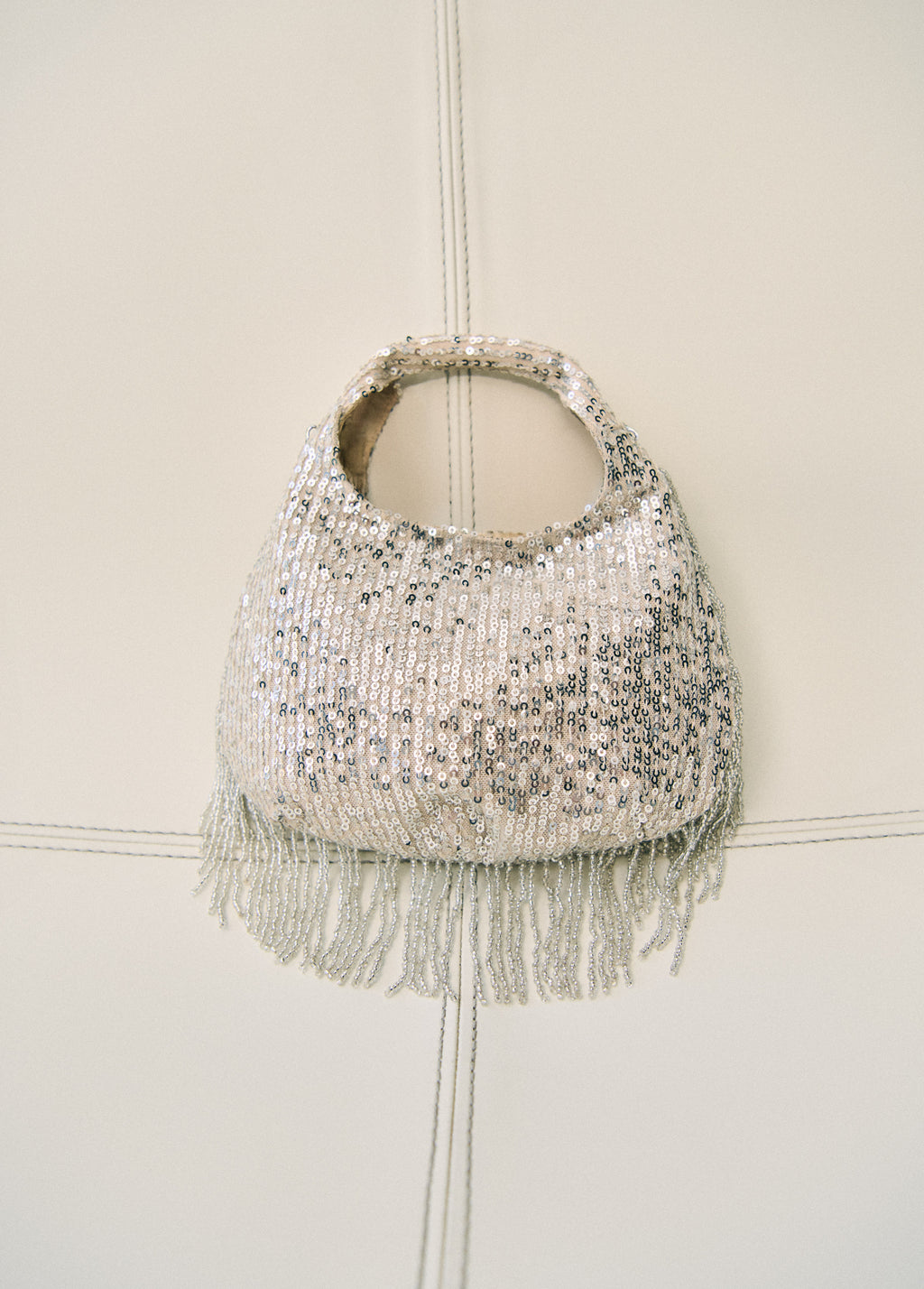 Mala com corrente e lantejoulas