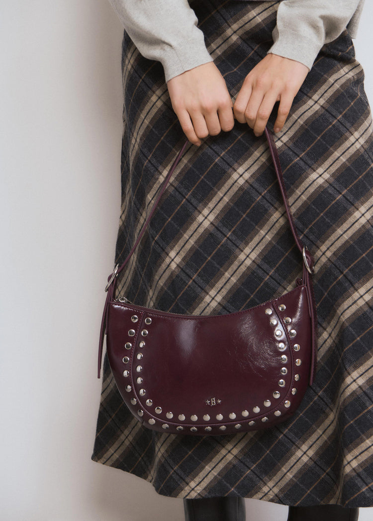 Bolso media luna tachas