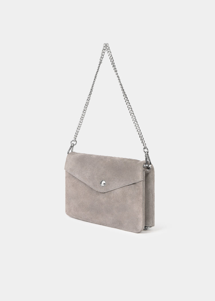 Bolso solapa tachitas cuero