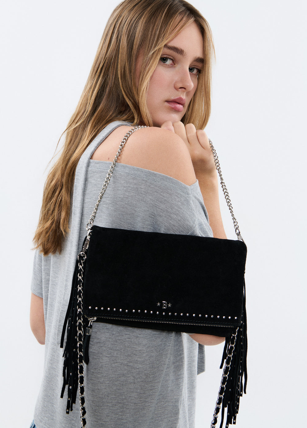 Mala com aba, tachas e franjas