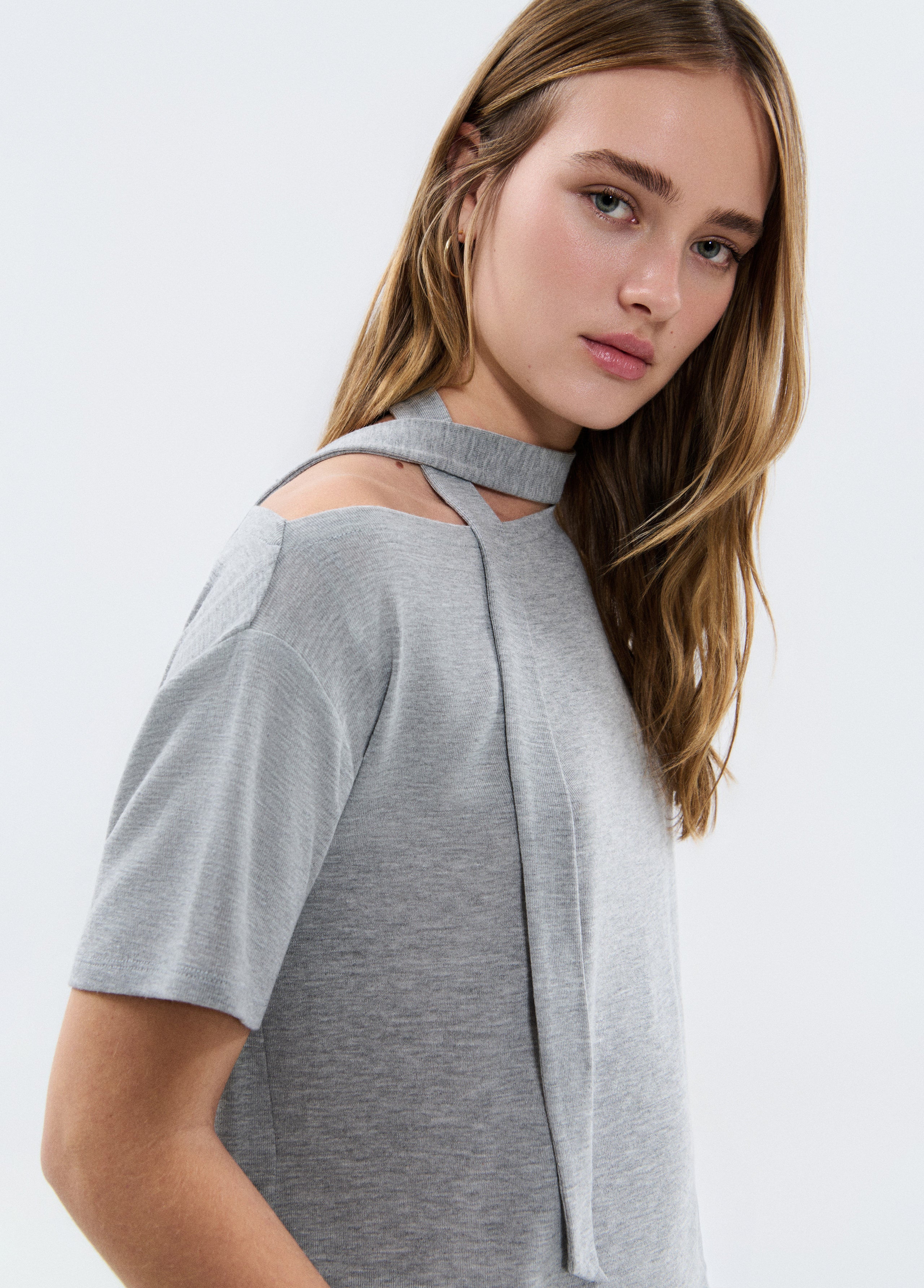 camiseta-asimetrica-bufanda.