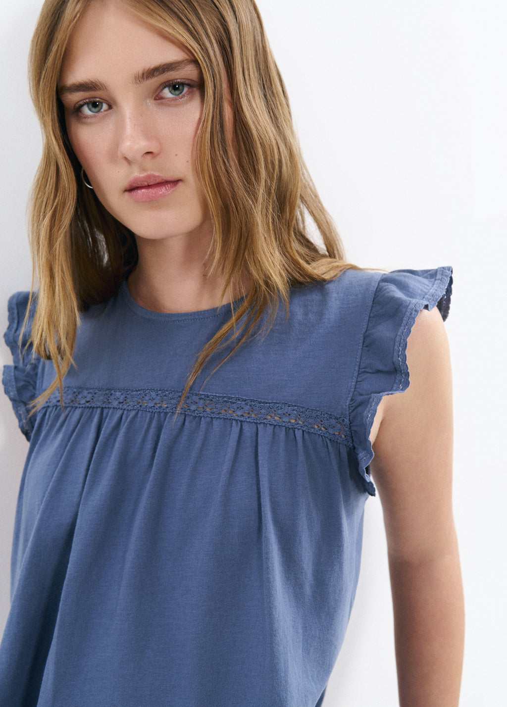 T-Shirt mit Spitzenvolant