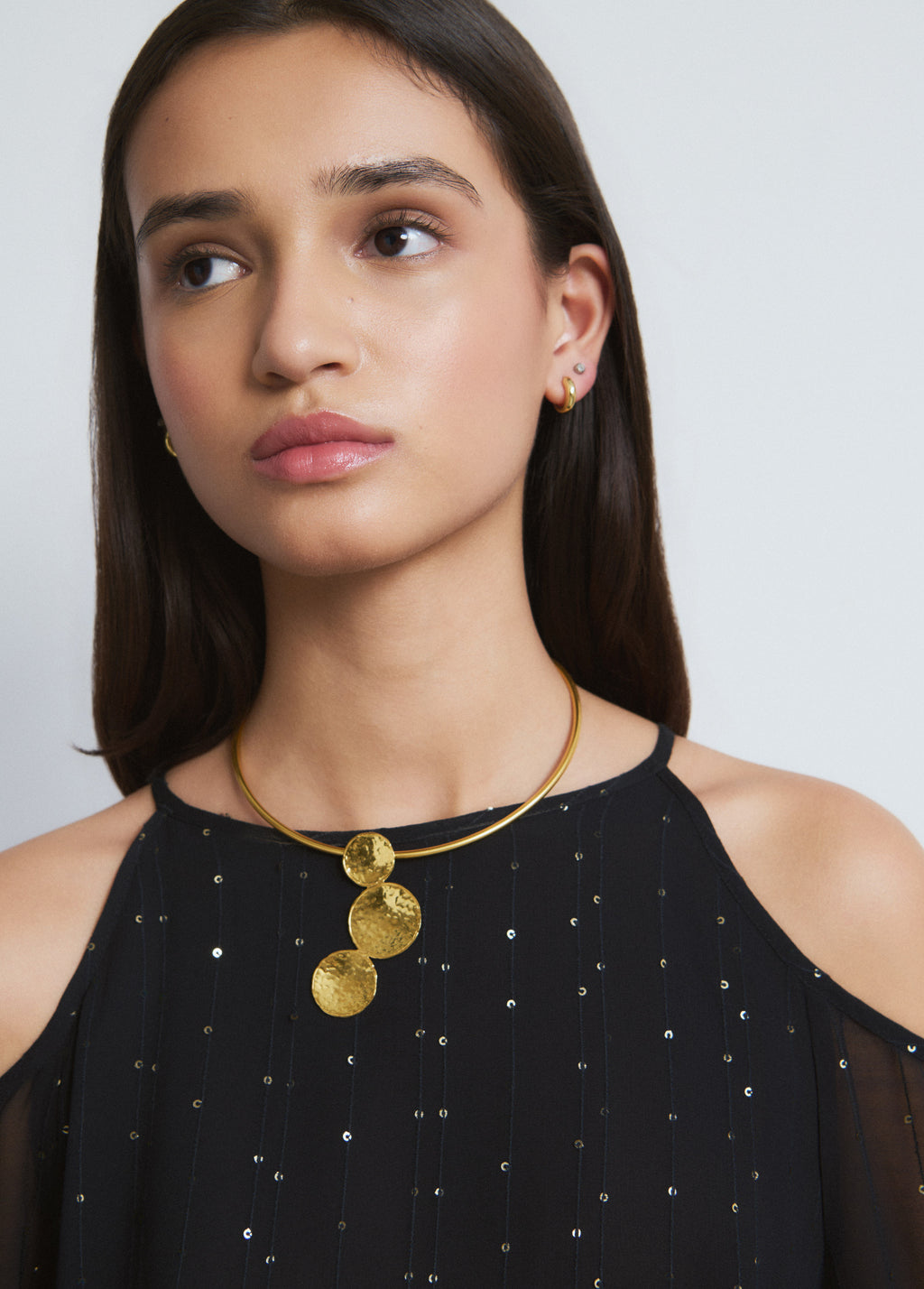 Choker rígido com peças redondas