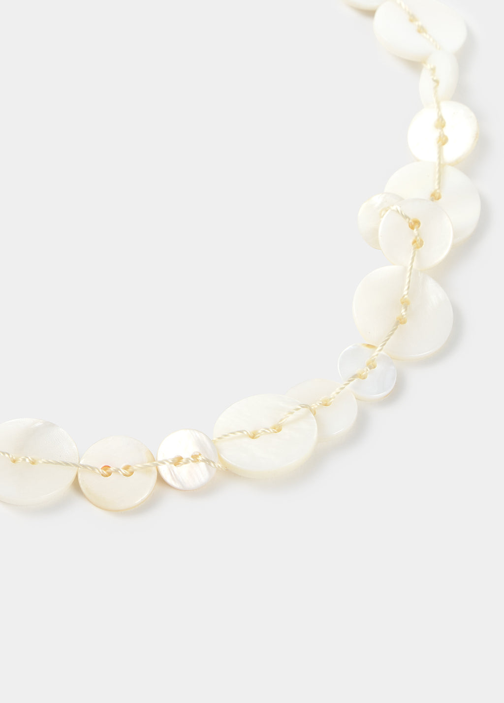 Ketting met parelmoeren knopen