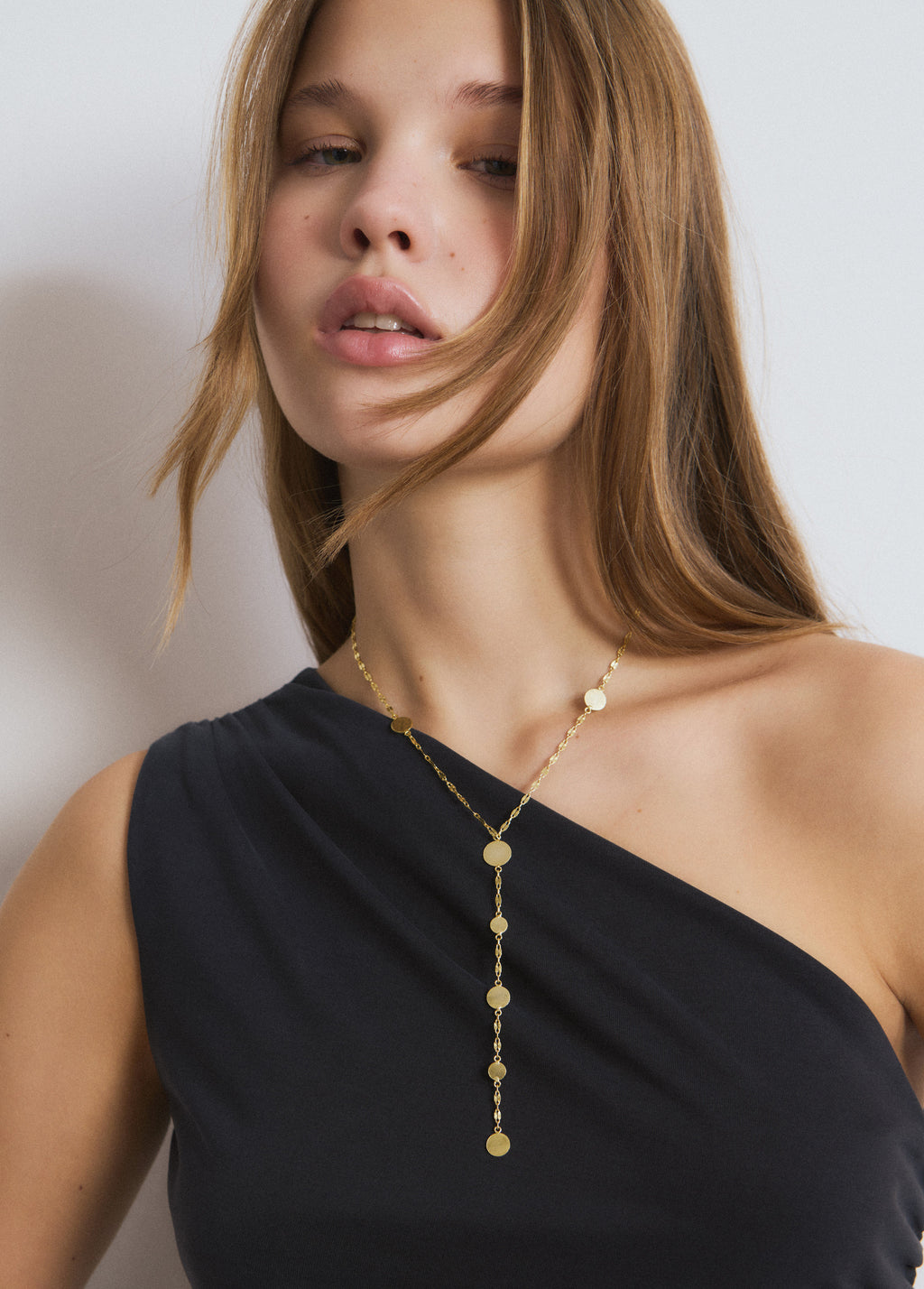 Pendant necklace with small plates