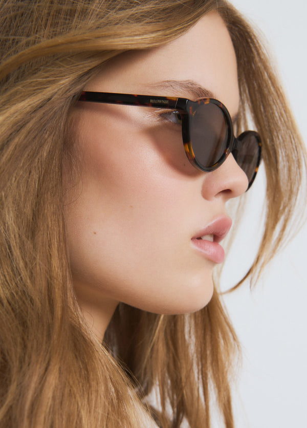 Gafas de sol carey oscuro vistas de perfil sobre el rostro