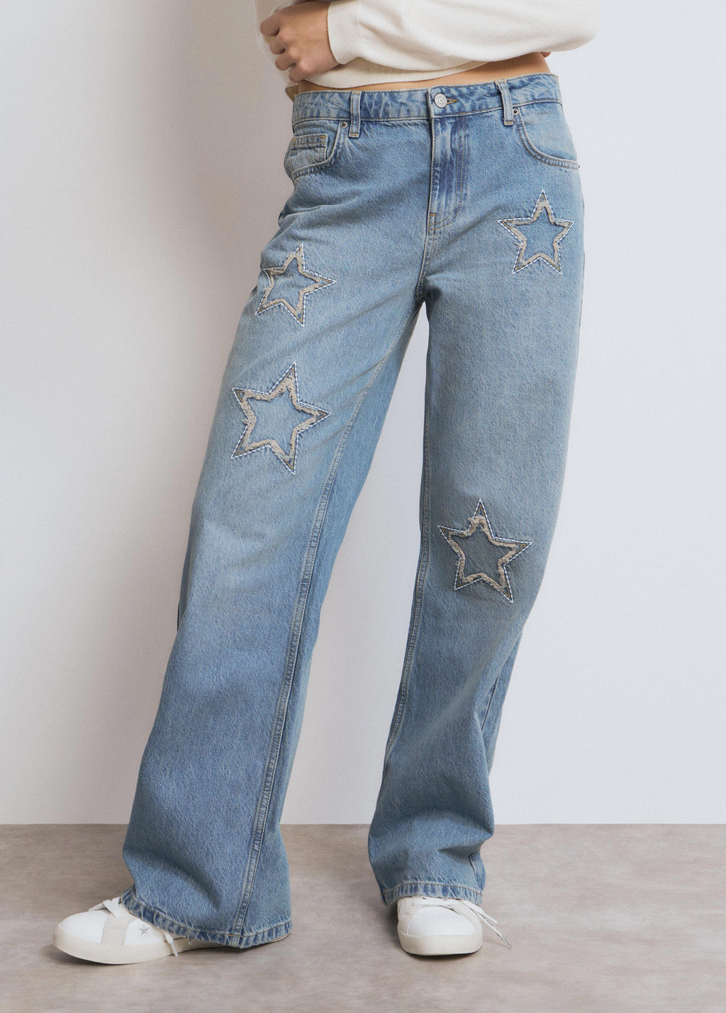 Jeans amb estrelles i pegat desfilat