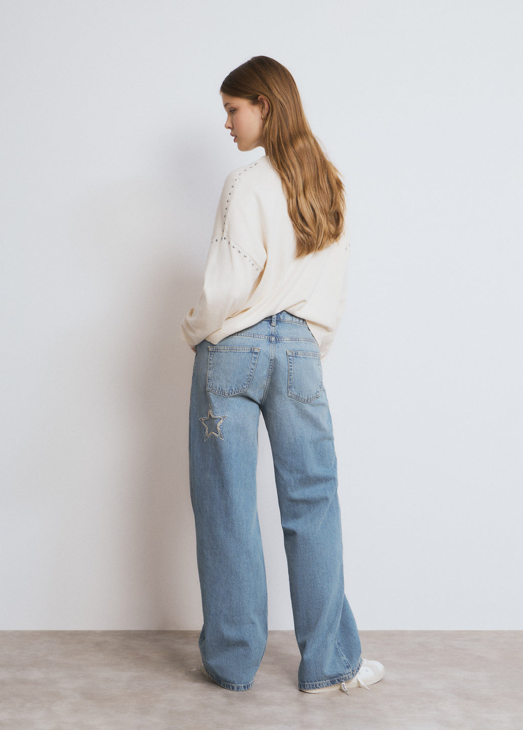 Jeans amb estrelles i pegat desfilat