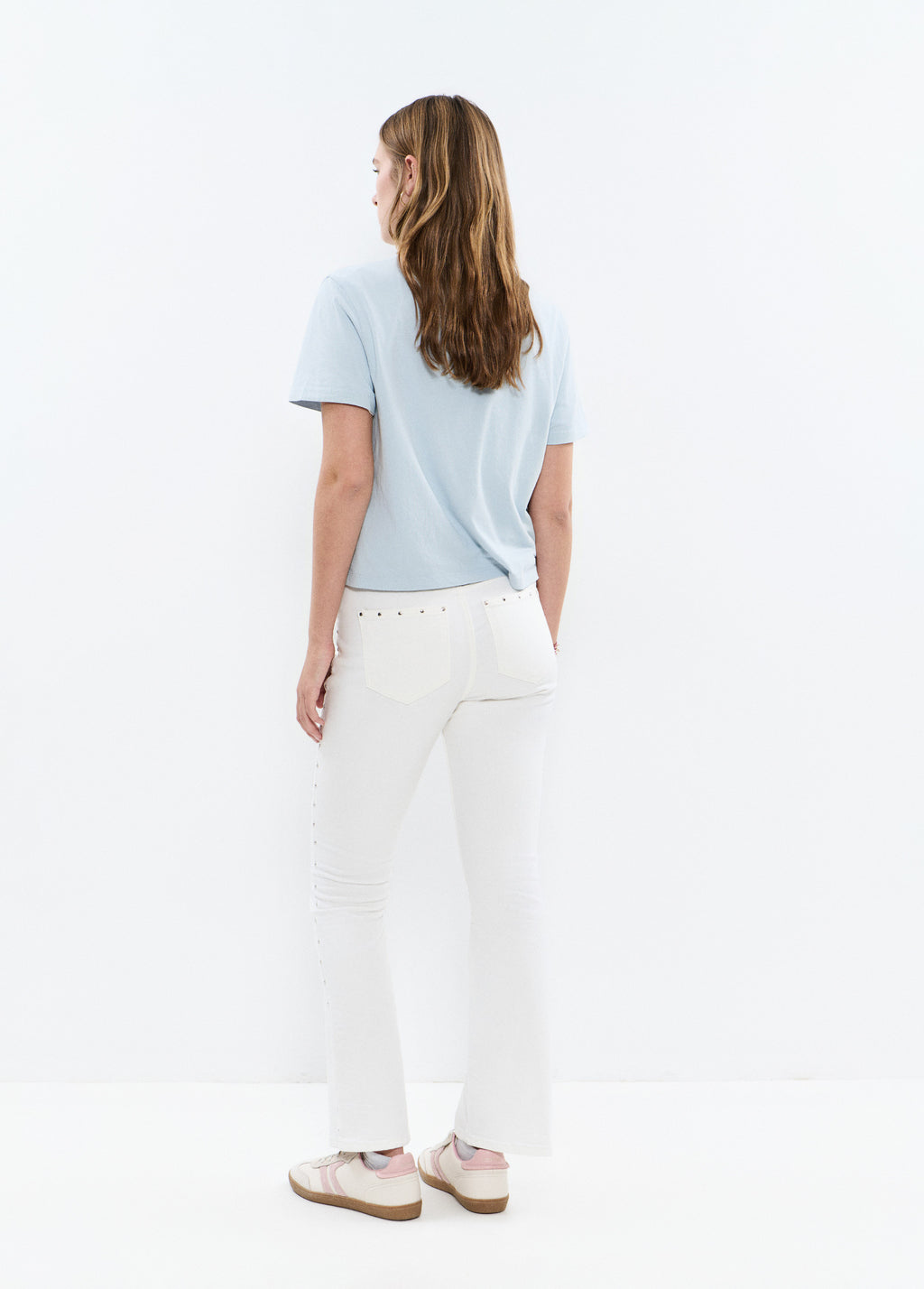 Jeans flare courts à clous