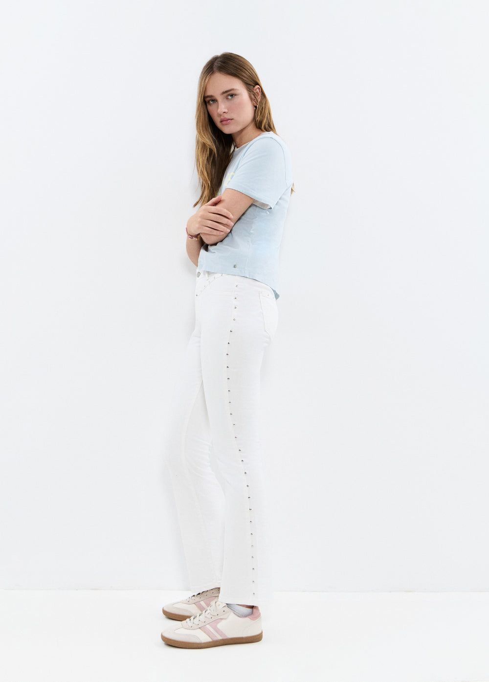 Jeans flare cropped con borchie