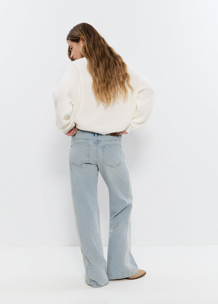 Jeans pieza lateral punto cruz