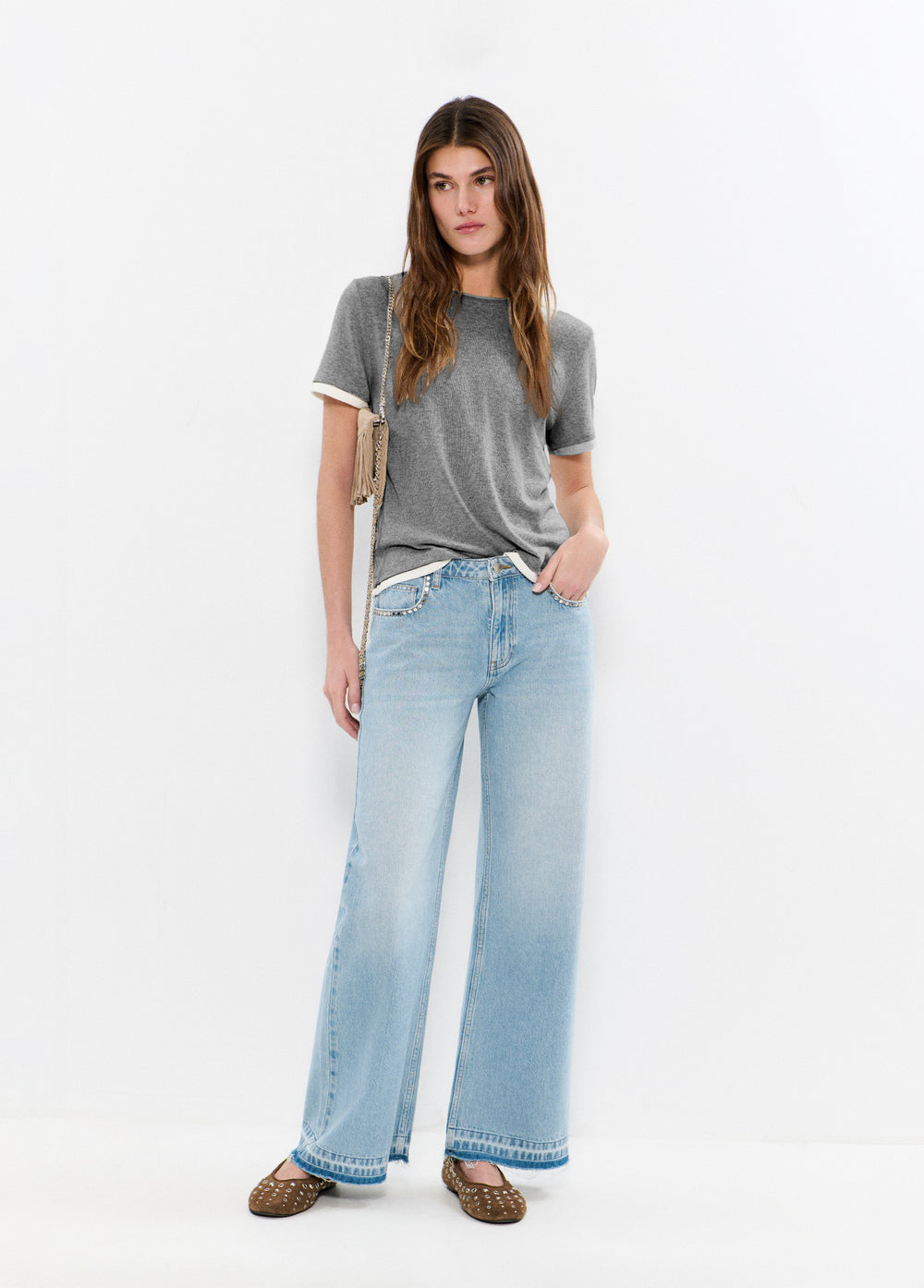 Jeans relaxed tachuelas y bajo desdoblado