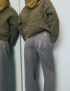 Jeans tiro bajo alas bordadas y tachas