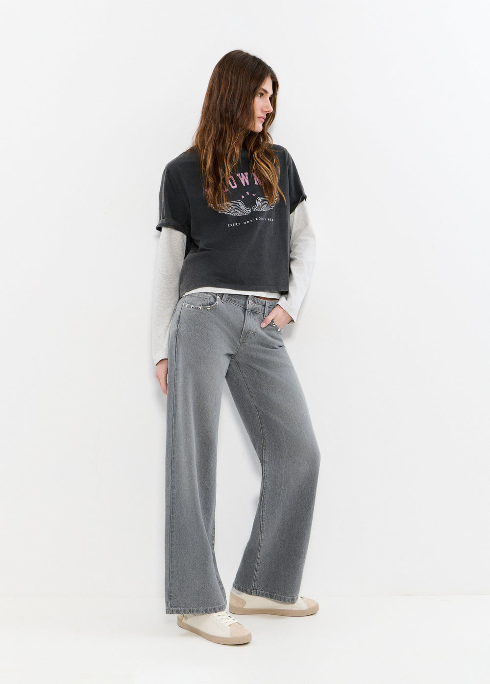 Jeans de tall baix amb ales brodades i taches