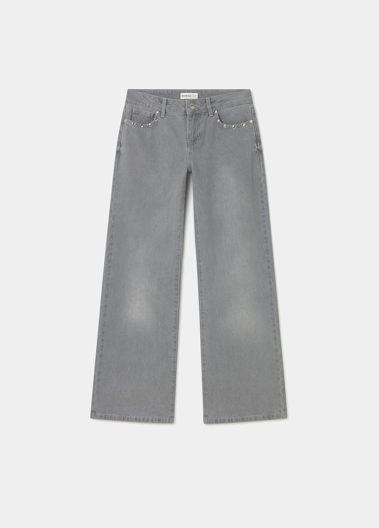 Jeans tiro bajo alas bordadas y tachas