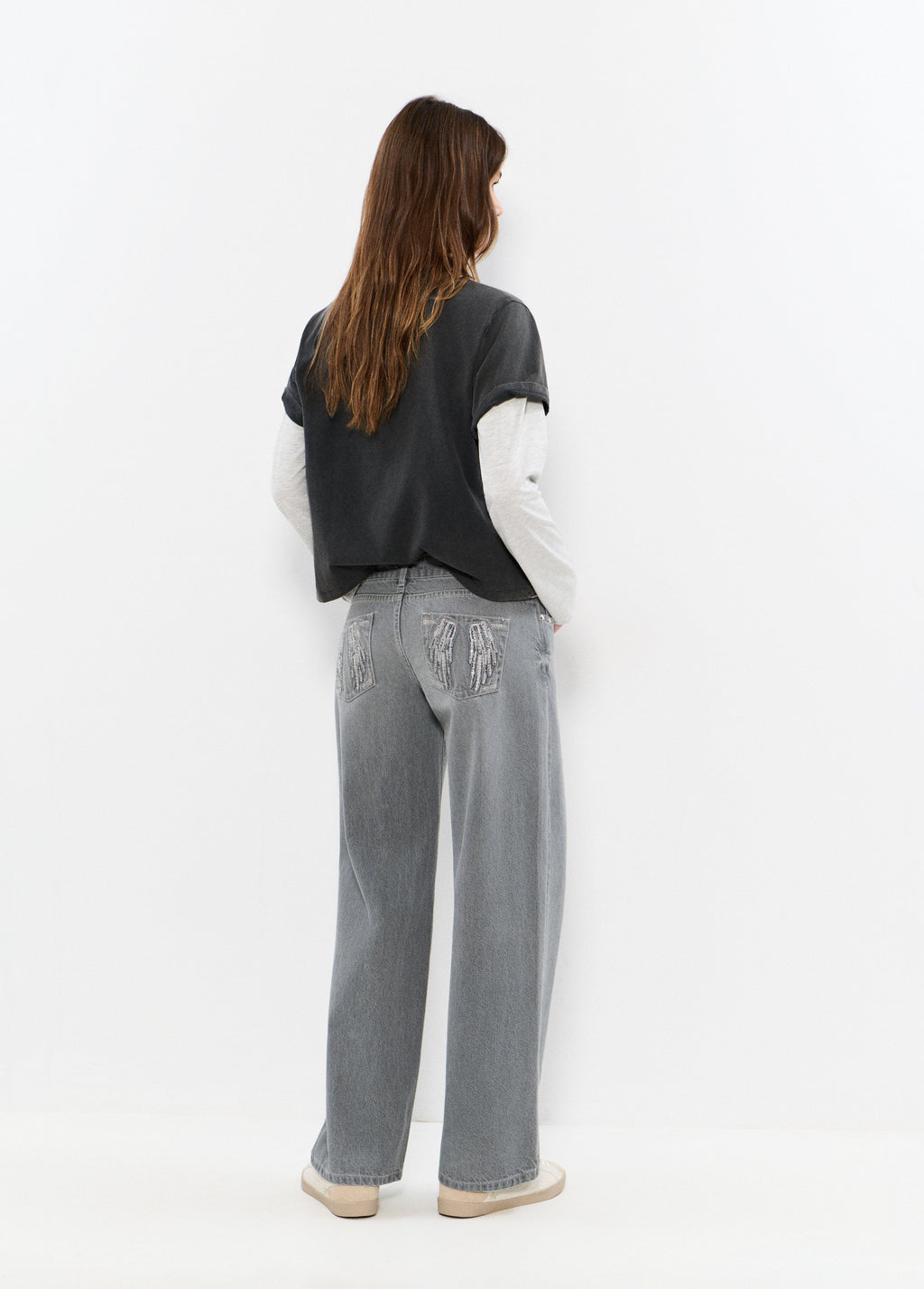 Jean taille basse ailes brodées et clous