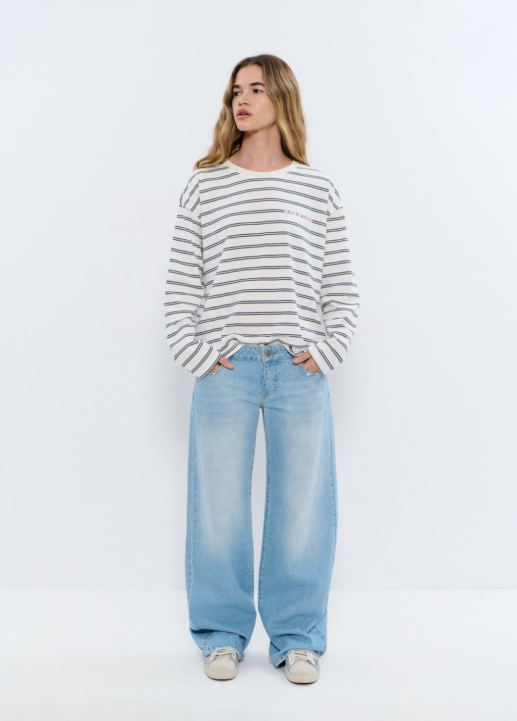 Jean taille basse ailes pailletées