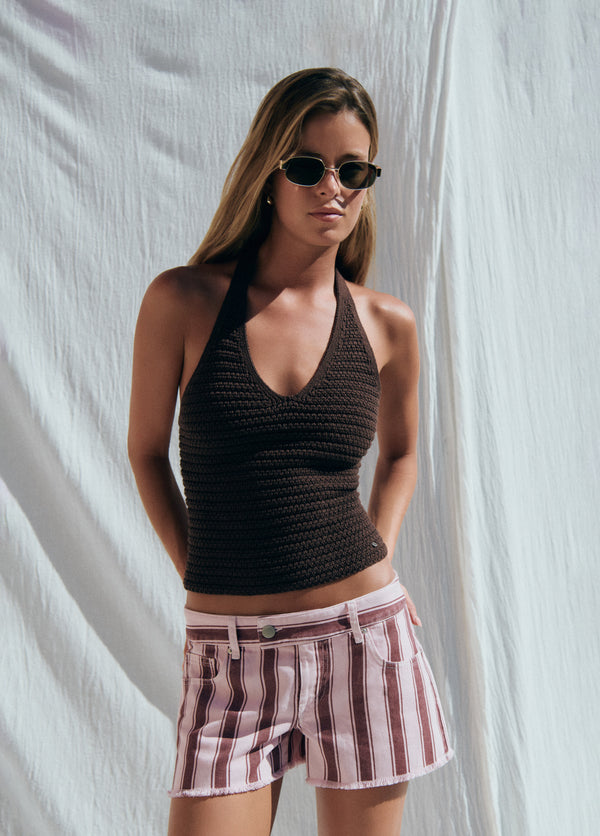 Top de crochet marrón de tirante halter y escote en V lucido sobre fondo blanco