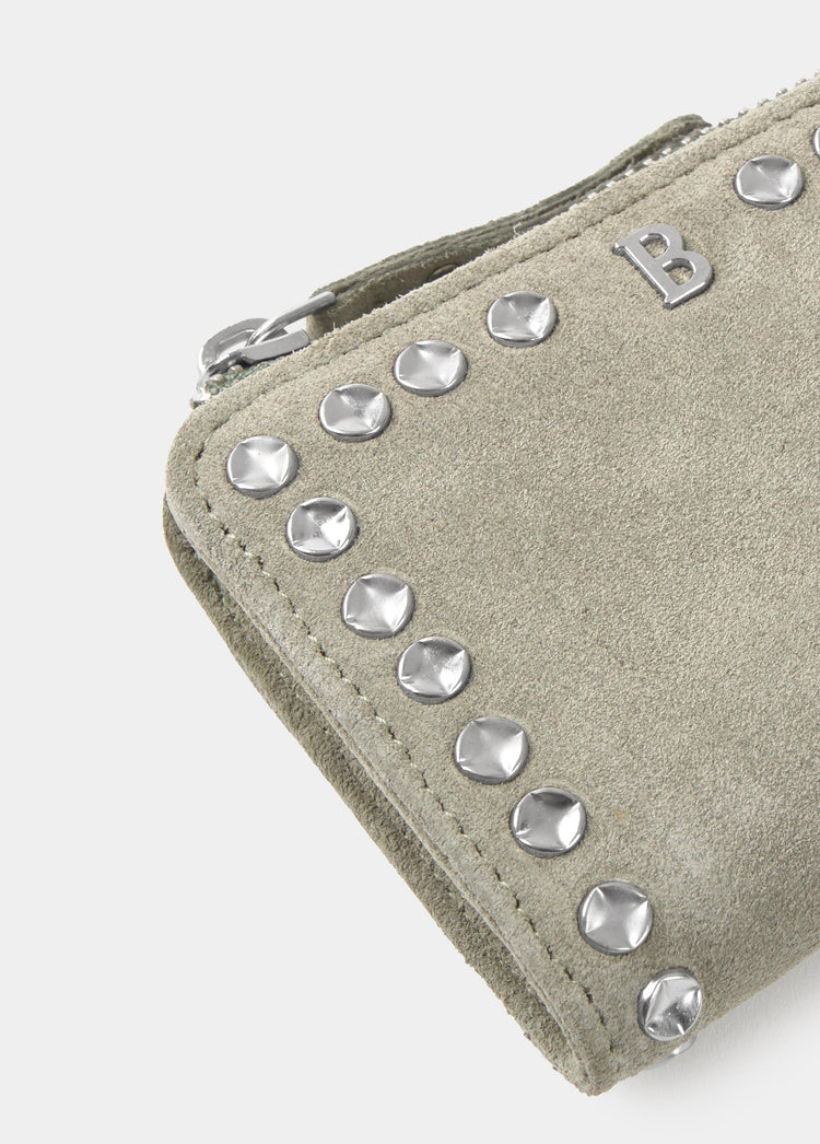 Coin purse made of irregular bottle caps