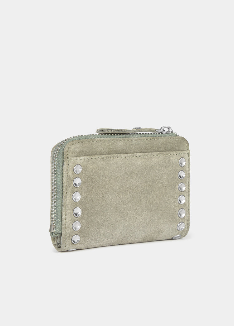 Coin purse made of irregular bottle caps