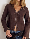Blusa a maniche lunghe con scollo a V e borchie