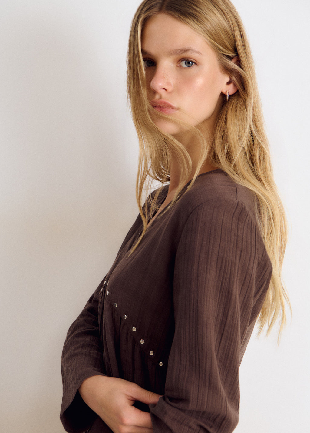 Blusa a maniche lunghe con scollo a V e borchie
