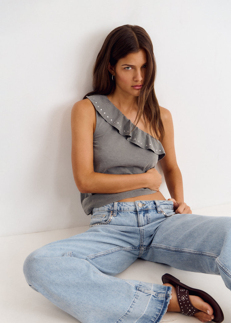 Camiseta asimétrica volantes tachas
