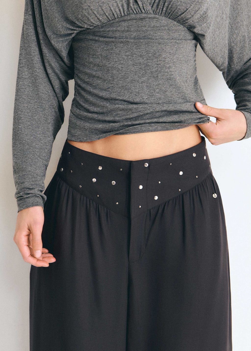 Pantalón bombacho de color antracita con cintura alta decorada con tachas metálicas