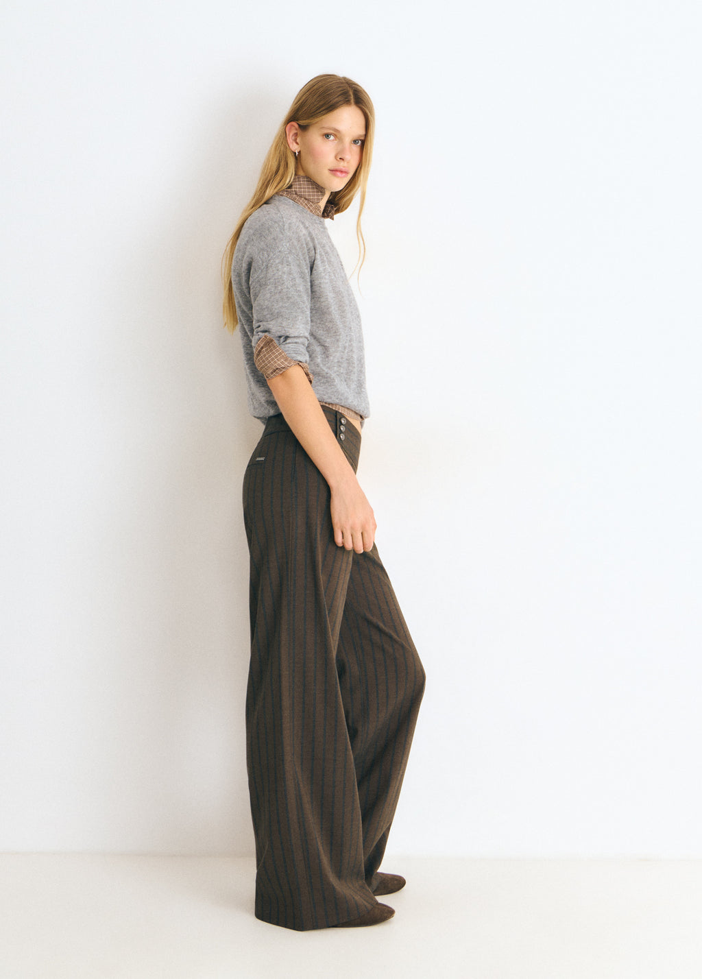 Pantalón de tiro alto y pierna ancha con rayas finas en marrón visto de perfil