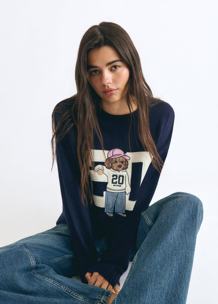 Jersey marino de manga larga sobre modelo luciendo el estampado del perrito con el número 20